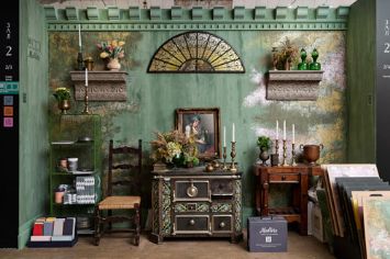 Стенд Ампир Декор и Mallers на выставке Сделано в России 2024, зеленые оливковые стены, декор комнаты, черный расписной комод