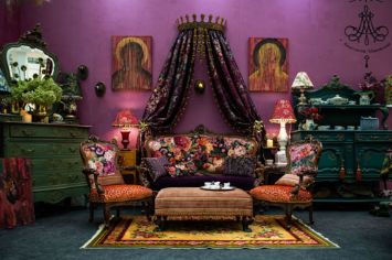 стенд Ампир Декор и Mallers, Антикварный салон Life Style 2024, яркий интерьер, пурпурные стены, диван с цветочной обивкой, зеленый комод, синий комод