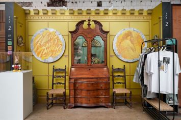 Стенд Ампир Декор и Mallers на выставке Сделано в России 2024, желтые стены, круглые картины, тондо Лили Валеевой, прерафаэлиты, деревянный антикварный комод